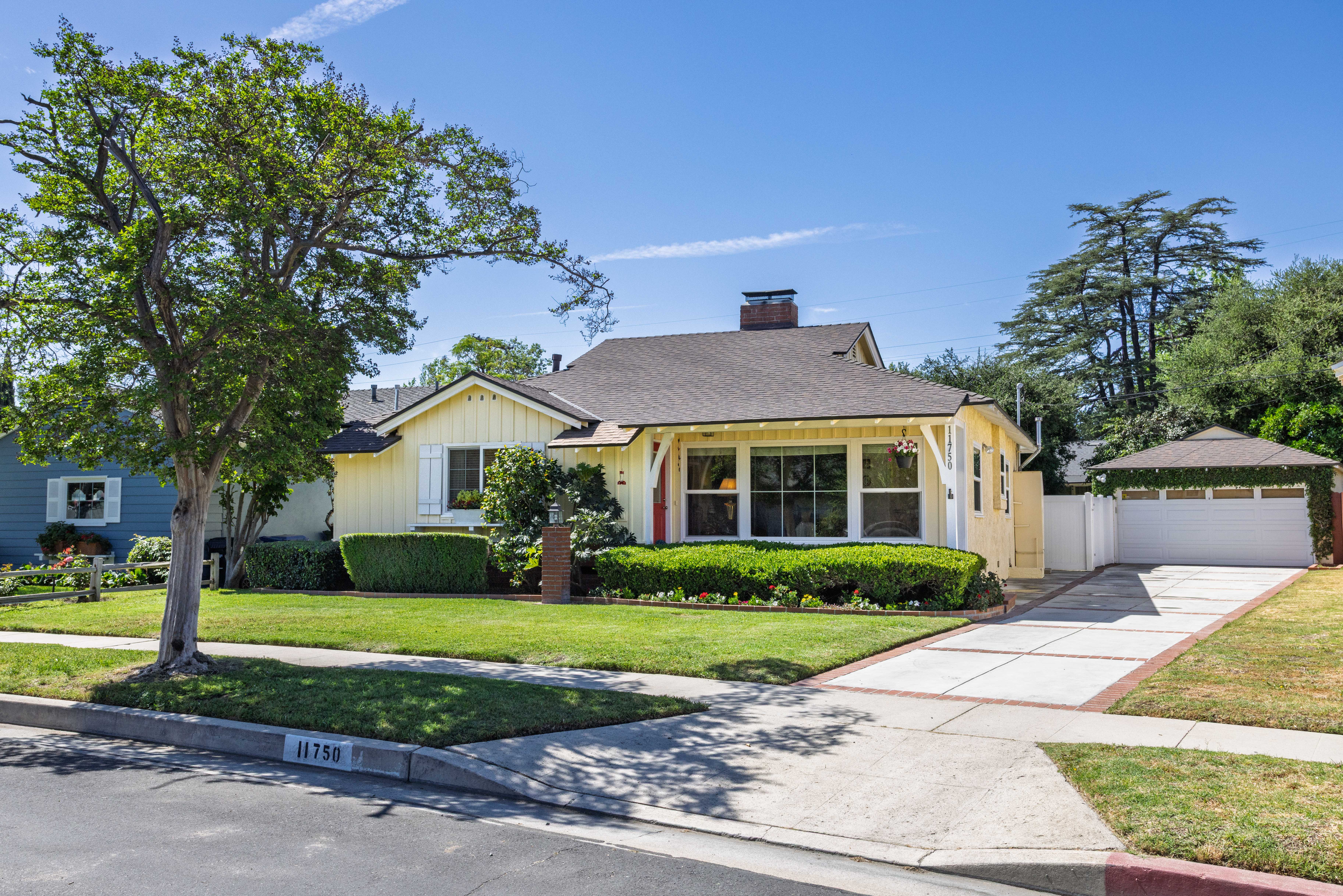 Charming Valley Village 3 Bedroom Retreat with Inviting Outdoor Living and Prime Location